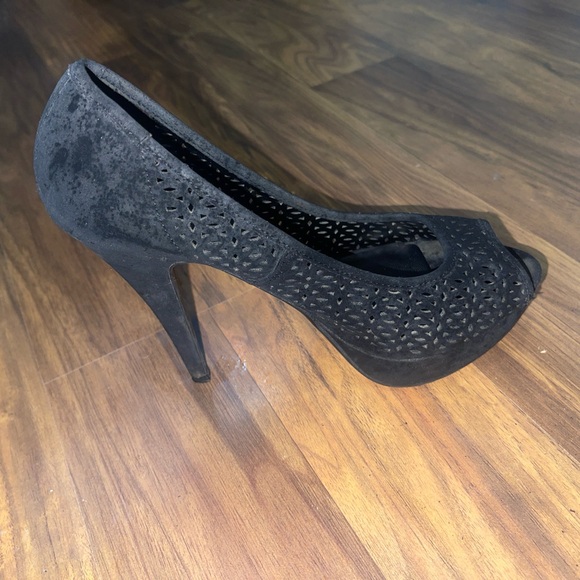 Black Peep Toe Eyelit Heels Classic Pump - Picture 5 of 11